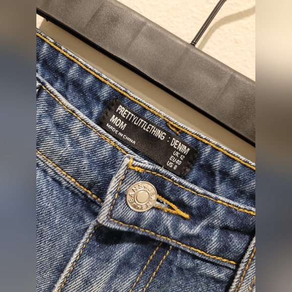 Brand new with tags Pretty Little Thing Mid Blue Knee Rip Mom Jeans Size 12 - Picture 3 of 5
